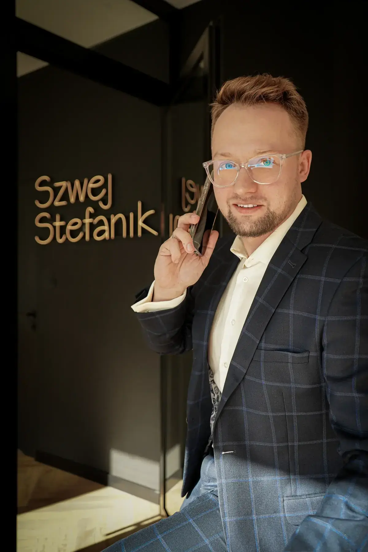 Łukasz Stefanik, doradca finansowy z Częstochowy — portret w biurze Kancelarii